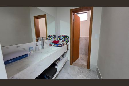Casa de condomínio à venda com 250m², 3 quartos e 4 vagas Casa de condomínio à venda com 250m², 3 quartos e 4 vagasBanheiro social
