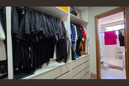 Casa de condomínio à venda com 250m², 3 quartos e 4 vagas Casa de condomínio à venda com 250m², 3 quartos e 4 vagasClosed suíte