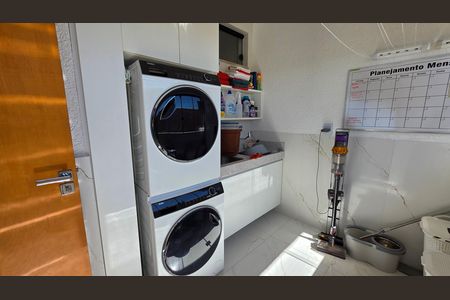 Casa de condomínio à venda com 250m², 3 quartos e 4 vagas Casa de condomínio à venda com 250m², 3 quartos e 4 vagasLavanderia (Torneira)