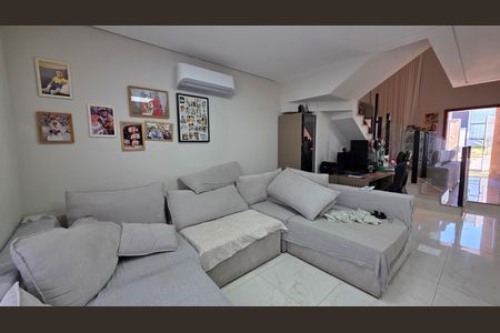 Casa de condomínio à venda com 250m², 3 quartos e 4 vagas Casa de condomínio à venda com 250m², 3 quartos e 4 vagasSala