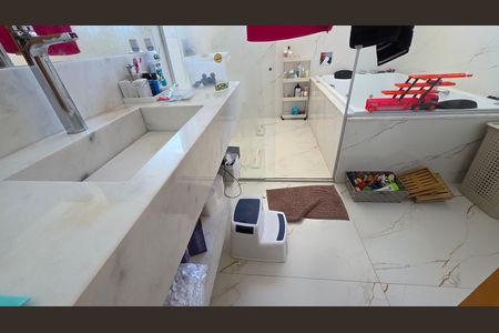 Banheiro da Suíte de casa de condomínio à venda com 3 quartos, 250m² em Residencial Parque dos Buritis, Lagoa Santa