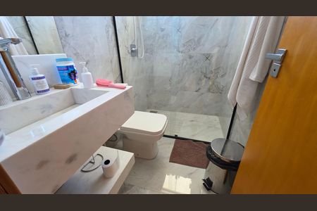 Casa de condomínio à venda com 250m², 3 quartos e 4 vagas Casa de condomínio à venda com 250m², 3 quartos e 4 vagasBanheiro social 2