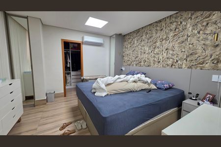 Casa de condomínio à venda com 250m², 3 quartos e 4 vagas Casa de condomínio à venda com 250m², 3 quartos e 4 vagasSuíte