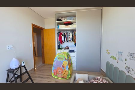 Casa de condomínio à venda com 250m², 3 quartos e 4 vagas Casa de condomínio à venda com 250m², 3 quartos e 4 vagasQuarto 2