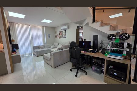 Casa de condomínio à venda com 250m², 3 quartos e 4 vagas Casa de condomínio à venda com 250m², 3 quartos e 4 vagasSala