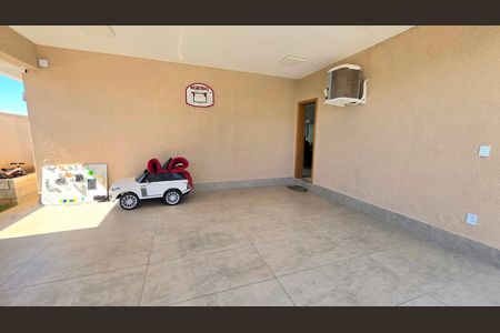 Garagem de casa de condomínio à venda com 3 quartos, 250m² em Residencial Parque dos Buritis, Lagoa Santa