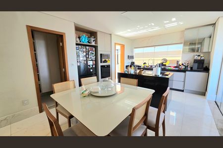 Casa de condomínio à venda com 250m², 3 quartos e 4 vagas Casa de condomínio à venda com 250m², 3 quartos e 4 vagasCopa