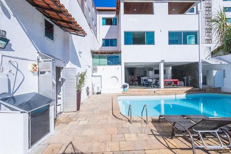 Casa para alugar com 700m², 7 quartos e 8 vagaspiscina / fachada