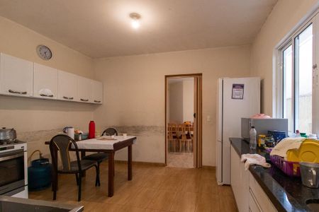 Casa à venda com 223m², 3 quartos e 4 vagas Casa à venda com 223m², 3 quartos e 4 vagasCozinha - Armários