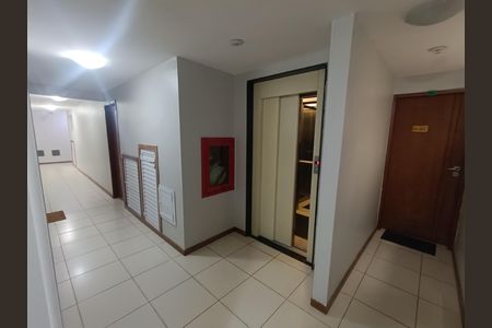 AREA COMUM ELEVADOR de apartamento para alugar com 2 quartos, 98m² em Costazul, Rio das Ostras