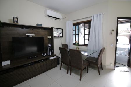 Sala de casa para alugar com 2 quartos, 130m² em Curicica, Rio de Janeiro
