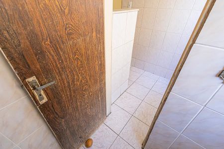 banheiro de serviço de apartamento para alugar com 3 quartos, 77m² em Vila Cloris, Belo Horizonte