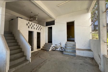 Casa à venda com 700m², 3 quartos e 3 vagas Casa à venda com 700m², 3 quartos e 3 vagasFundos