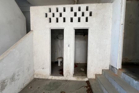 Casa à venda com 700m², 3 quartos e 3 vagas Casa à venda com 700m², 3 quartos e 3 vagasFundos