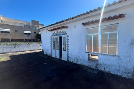 Casa à venda com 700m², 3 quartos e 3 vagas Casa à venda com 700m², 3 quartos e 3 vagasVaranda