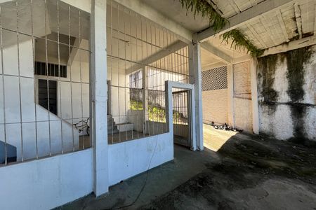 Casa à venda com 700m², 3 quartos e 3 vagas Casa à venda com 700m², 3 quartos e 3 vagasFundos