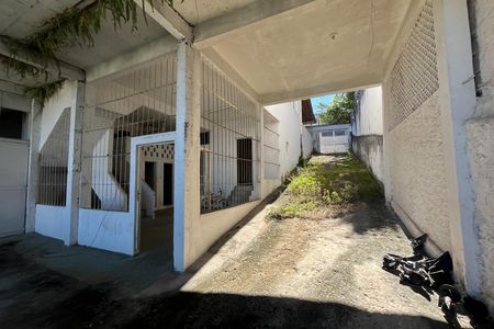 Casa à venda com 700m², 3 quartos e 3 vagas Casa à venda com 700m², 3 quartos e 3 vagasFundos