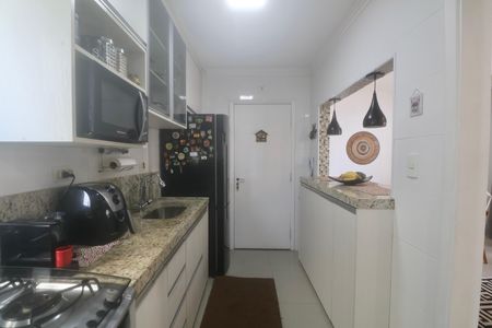 Cozinha de apartamento para alugar com 2 quartos, 65m² em Jardim Las Palmas, Guarujá