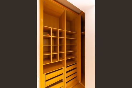 Casa para alugar com 400m², 4 quartos e 6 vagas Casa para alugar com 400m², 4 quartos e 6 vagasSuíte 2 - Closet
