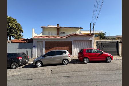 Casa para alugar com 400m², 4 quartos e 6 vagas Casa para alugar com 400m², 4 quartos e 6 vagasFachada