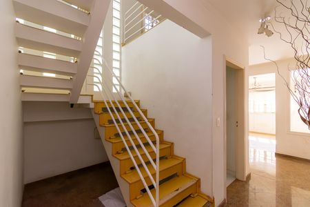 Casa para alugar com 400m², 4 quartos e 6 vagas Casa para alugar com 400m², 4 quartos e 6 vagasEscada