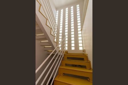 Casa para alugar com 400m², 4 quartos e 6 vagas Casa para alugar com 400m², 4 quartos e 6 vagasEscada