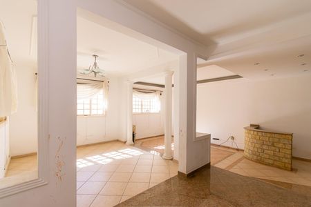 Casa para alugar com 400m², 4 quartos e 6 vagas Casa para alugar com 400m², 4 quartos e 6 vagasSala