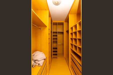 Casa para alugar com 400m², 4 quartos e 6 vagas Casa para alugar com 400m², 4 quartos e 6 vagasSuíte 3 - Closet
