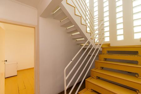 Casa para alugar com 400m², 4 quartos e 6 vagas Casa para alugar com 400m², 4 quartos e 6 vagasEscada