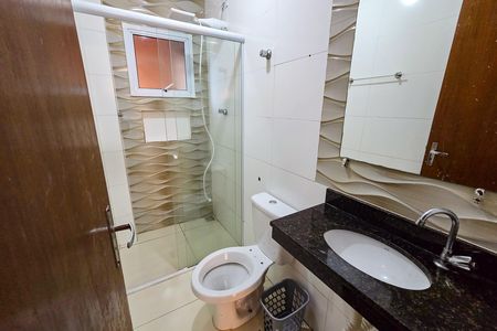 Banheiro de casa de condomínio para alugar com 2 quartos, 41m² em Maracanã, Praia Grande