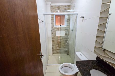Banheiro de casa de condomínio para alugar com 2 quartos, 41m² em Maracanã, Praia Grande