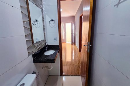 Banheiro de casa de condomínio para alugar com 2 quartos, 41m² em Maracanã, Praia Grande
