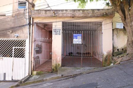 Fachada do imóvel - Placa GRANDE instalada no portão do imóvel dia 11.07.2026 - Código da placa: UYLW-657 de casa para alugar com 1 quarto, 35m² em Vila Iolanda Ii, São Paulo