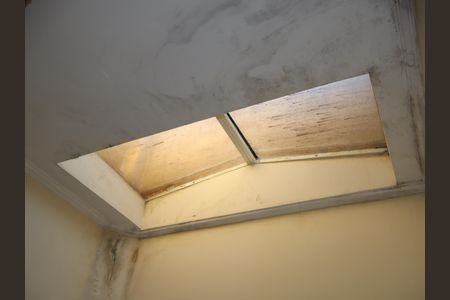 Casa à venda com 85m², 2 quartos e 2 vagasEscada