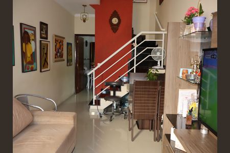 Casa à venda com 85m², 2 quartos e 2 vagasSala