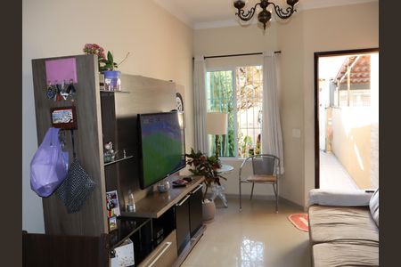 Casa à venda com 85m², 2 quartos e 2 vagasSala