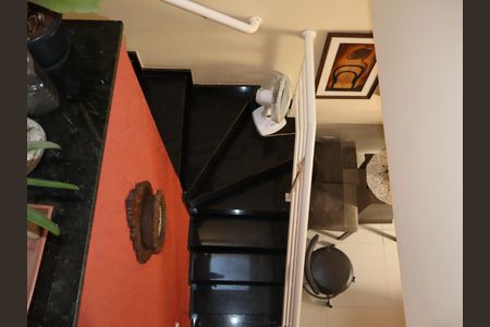 Casa à venda com 85m², 2 quartos e 2 vagasEscada