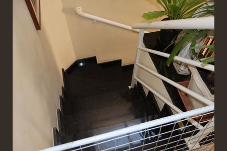Casa à venda com 85m², 2 quartos e 2 vagasEscada