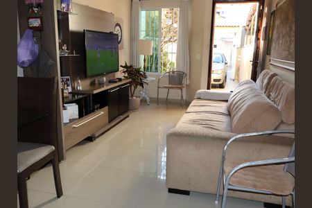 Casa à venda com 85m², 2 quartos e 2 vagasSala