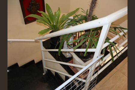 Casa à venda com 85m², 2 quartos e 2 vagasEscada