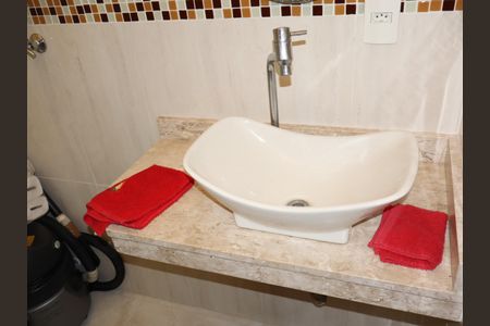 Casa à venda com 85m², 2 quartos e 2 vagasBanheiro suíte 1