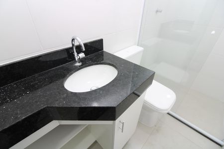 Banheiro social de casa de condomínio para alugar com 2 quartos, 65m² em Vila Marieta, São Paulo