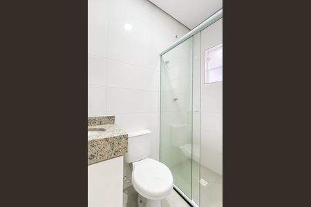 Banheiro social de casa de condomínio para alugar com 2 quartos, 60m² em Vila Marieta, São Paulo