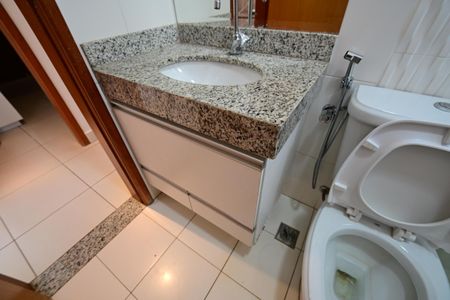 Banheiro social de apartamento para alugar com 2 quartos, 68m² em Setor Bueno, Goiânia