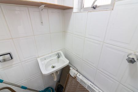 Banheiro de serviço de apartamento para alugar com 2 quartos, 62m² em Moema, São Paulo