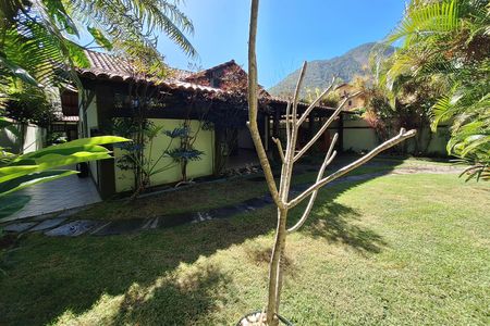Casa à venda com 311m², 5 quartos e 3 vagas Casa à venda com 311m², 5 quartos e 3 vagasQuintal