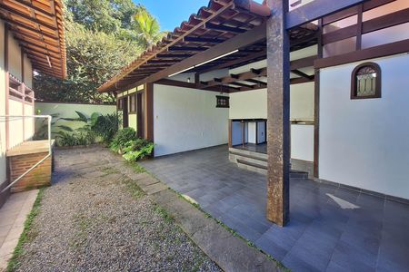 Casa à venda com 311m², 5 quartos e 3 vagas Casa à venda com 311m², 5 quartos e 3 vagasQuintal