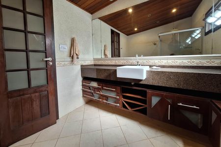 Casa à venda com 311m², 5 quartos e 3 vagas Casa à venda com 311m², 5 quartos e 3 vagasBanheiro da Suíte 2