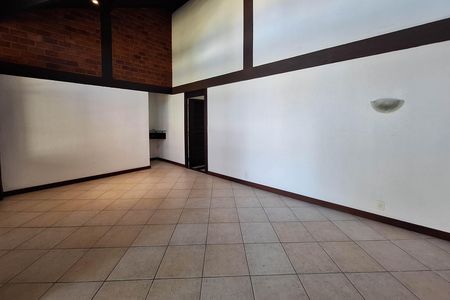 Casa à venda com 311m², 5 quartos e 3 vagas Casa à venda com 311m², 5 quartos e 3 vagasSala