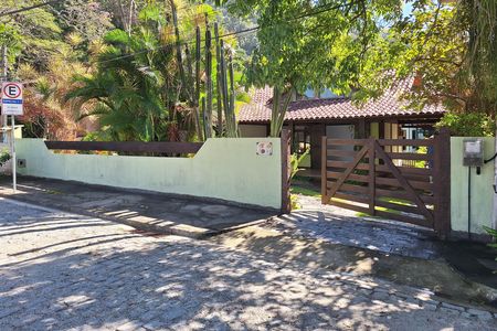 Casa à venda com 311m², 5 quartos e 3 vagas Casa à venda com 311m², 5 quartos e 3 vagasFachada